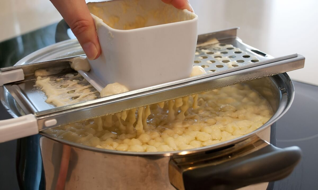 Allgäuer Käsespätzle zubereiten Allgäuer Käsespätzle zubereiten