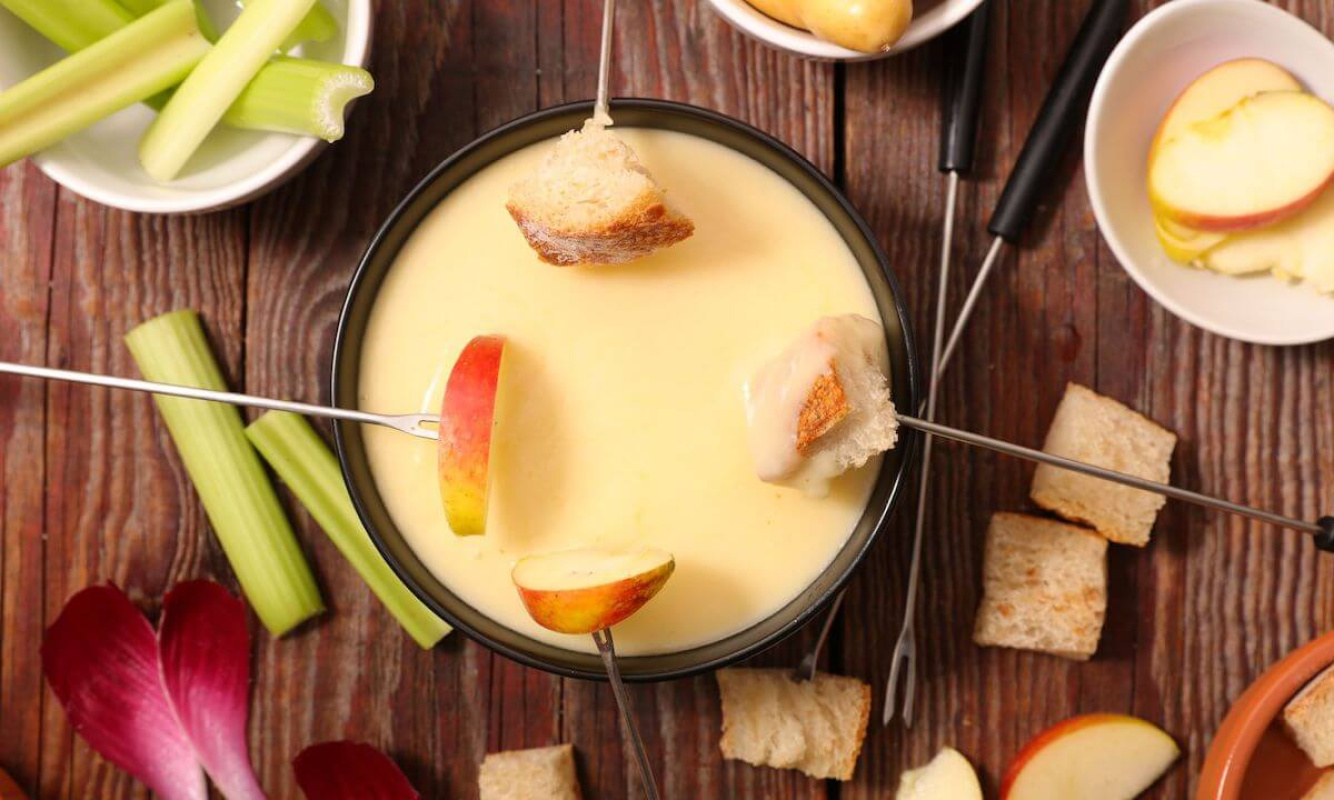 Beilagen sind beim Käsefondue sehr variabel Beilagen sind beim Käsefondue sehr variabel