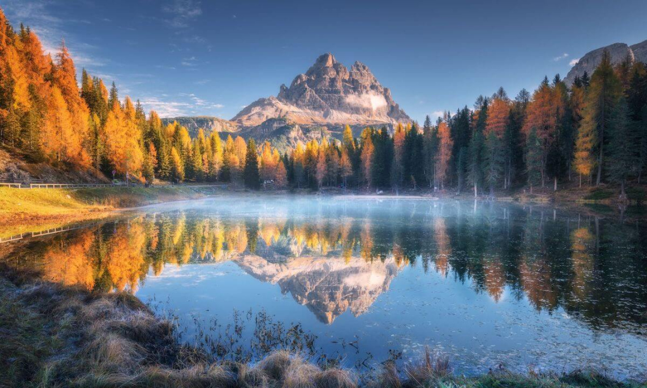 Der zauberhafte Antorno See in den bunten Herbstmonaten Der zauberhafte Antorno See in den bunten Herbstmonaten