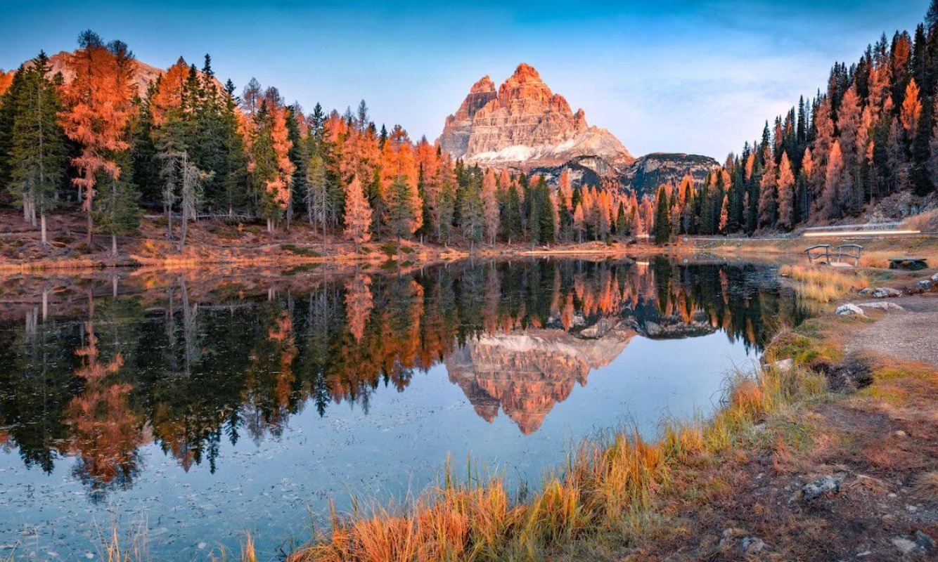 Traumhafter Blick vom herbstlichen Antornosee auf die Südwände der Drei Zinnen Traumhafter Blick vom herbstlichen Antornosee auf die Südwände der Drei Zinnen