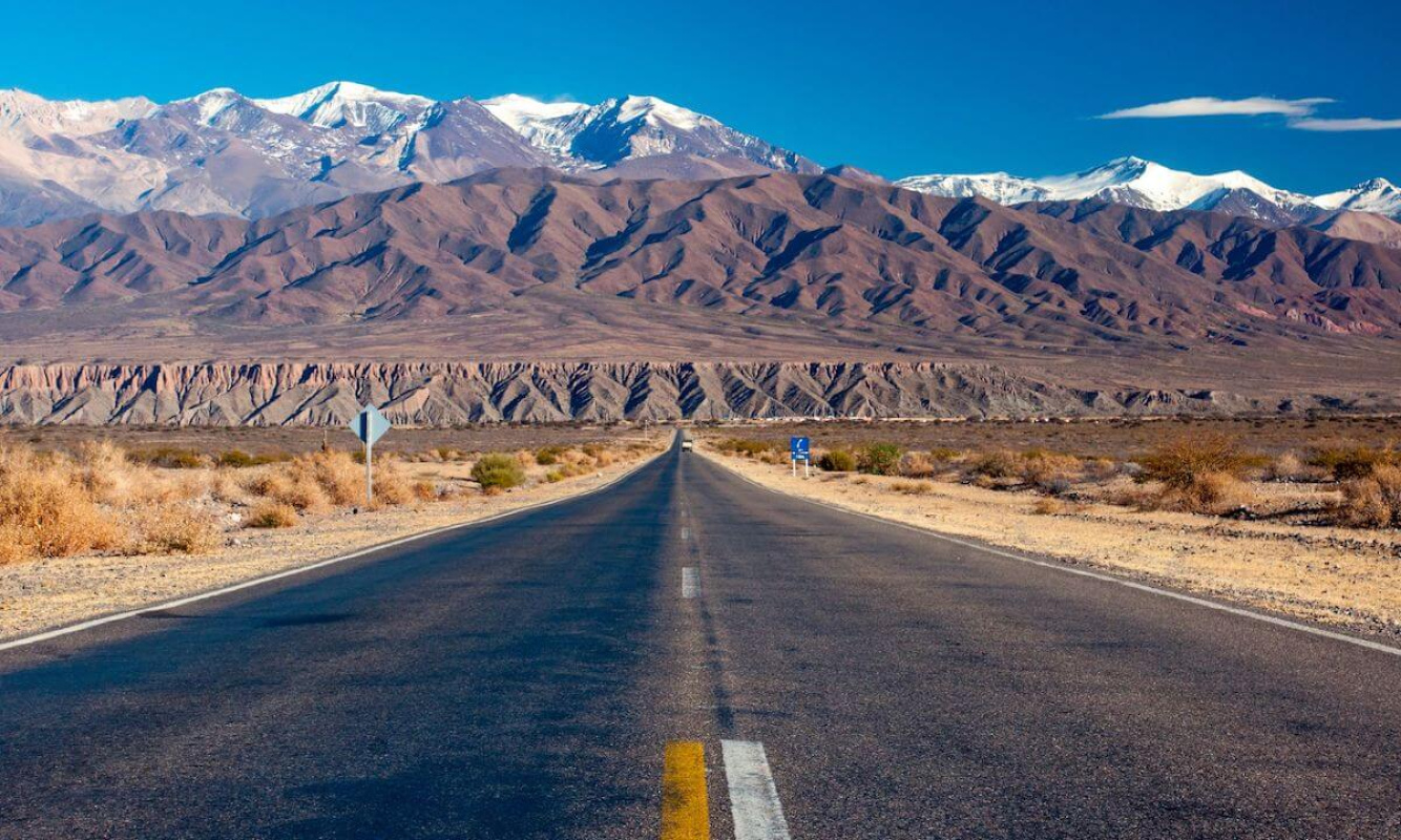Eine argentinische Straße am Fuße der Berge - In der Nähe der Stadt Cachi Eine argentinische Straße am Fuße der Berge - In der Nähe der Stadt Cachi