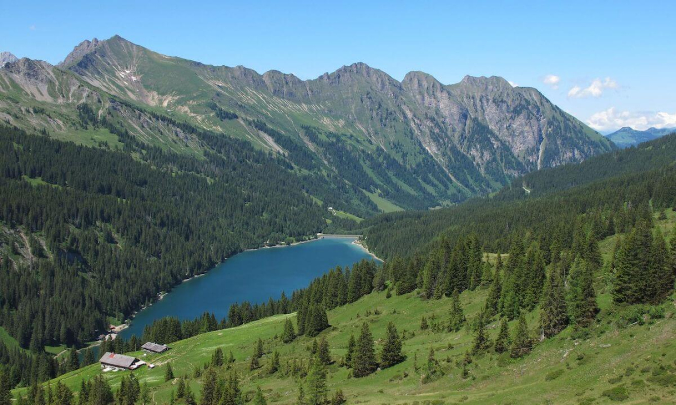 Der malerische Arnensee im Kanton Bern Der malerische Arnensee im Kanton Bern