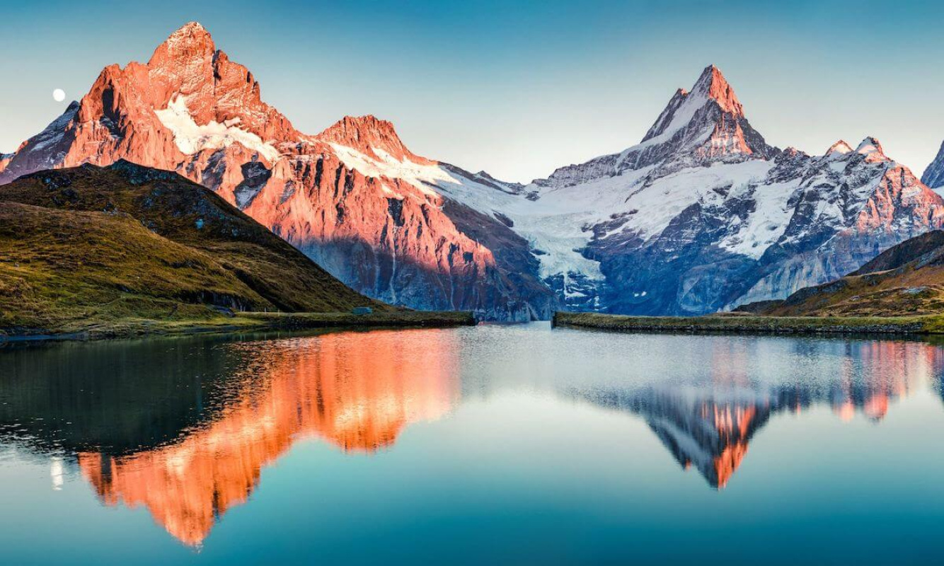 Der zauberhafte Bachalpsee oberhalb von Grindelwald im Berner Oberland Der zauberhafte Bachalpsee oberhalb von Grindelwald im Berner Oberland