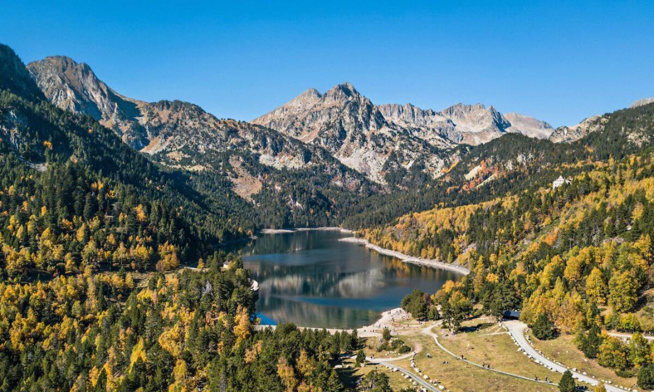Der Estany de Sant Maurici in den Pyrenäen Der Estany de Sant Maurici in den Pyrenäen