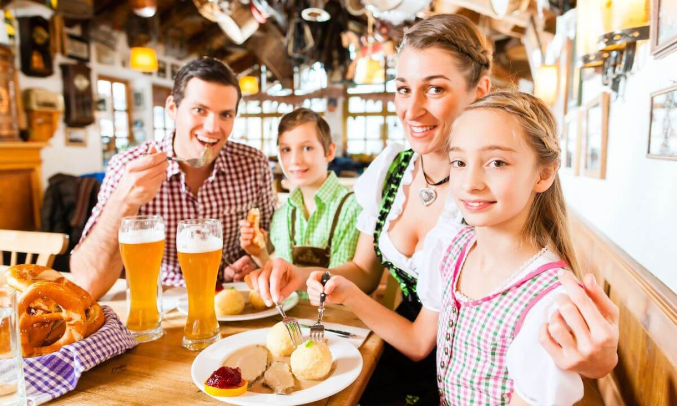 Der Wandel von Dirndl und Lederhose Der Wandel von Dirndl und Lederhose