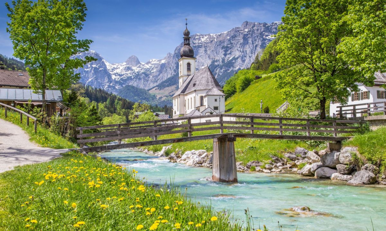 Die Ramsauer Ache mit der bekannten Pfarrkirche St. Sebastian Die Ramsauer Ache mit der bekannten Pfarrkirche St. Sebastian