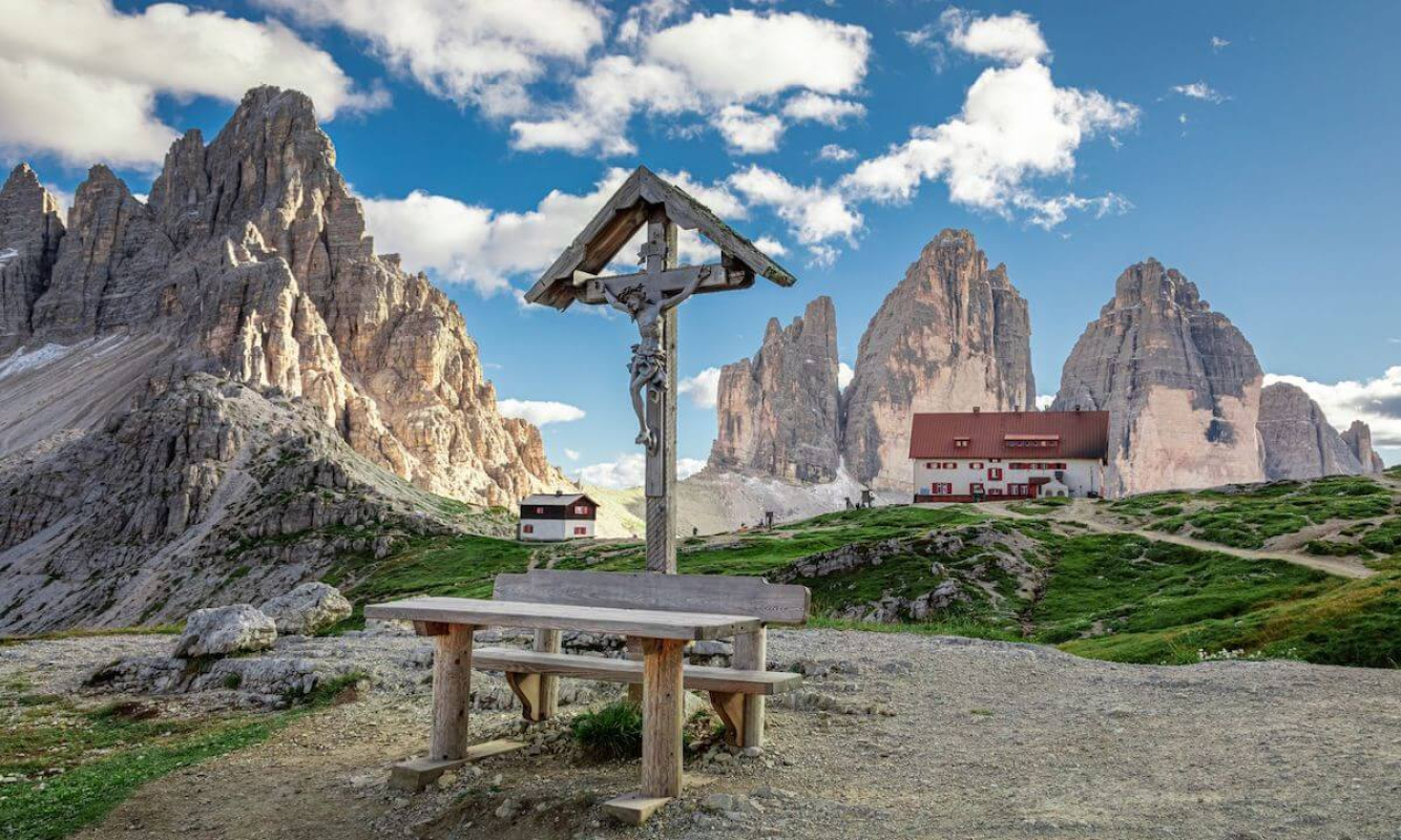 Die malerische Dreizinnenhütte im Sommer Die malerische Dreizinnenhütte im Sommer