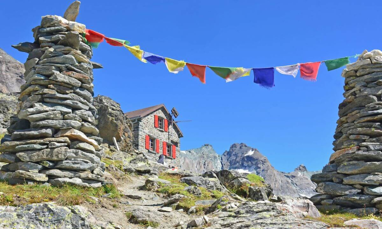 Selbst in den Alpen findet man heutzutage immer mal wieder vereinzelte Gebetsfahnen Selbst in den Alpen findet man heutzutage immer mal wieder vereinzelte Gebetsfahnen