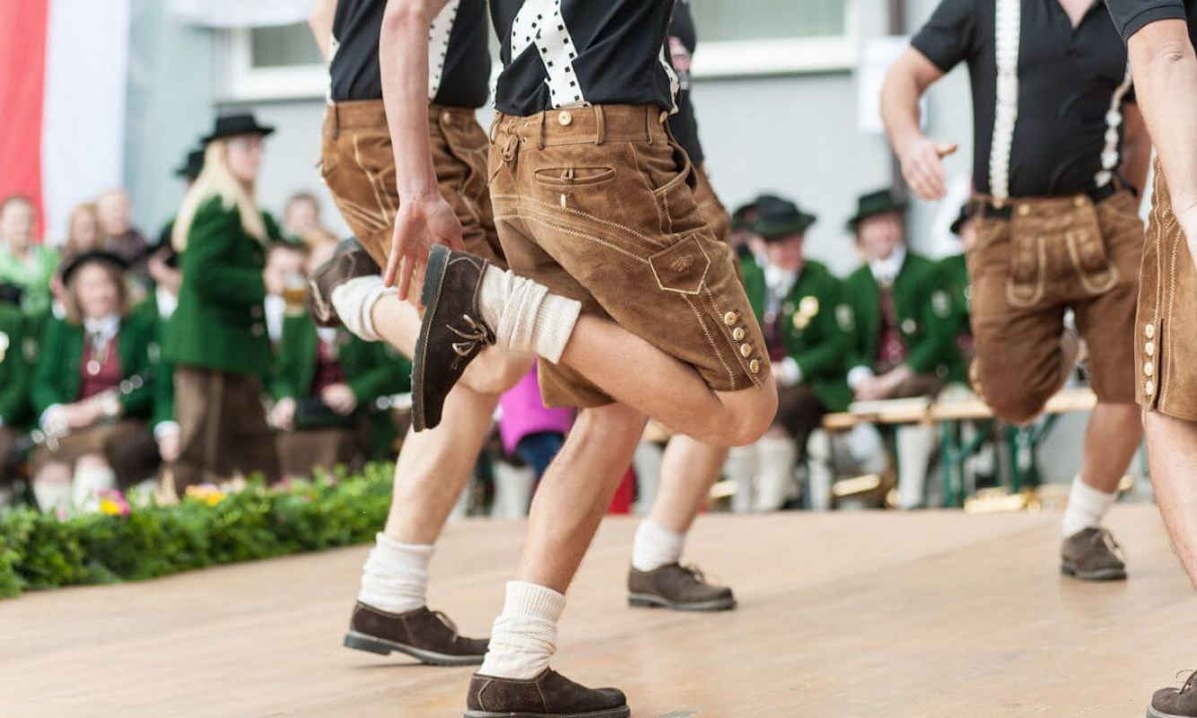 Die Geschichte von Dirndl und Lederhose im Laufe der Zeit Die Geschichte von Dirndl und Lederhose im Laufe der Zeit
