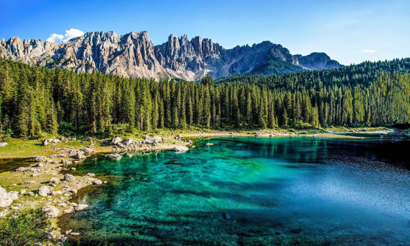 Der kristallklare Karersee im Latemar Massiv Der kristallklare Karersee im Latemar Massiv