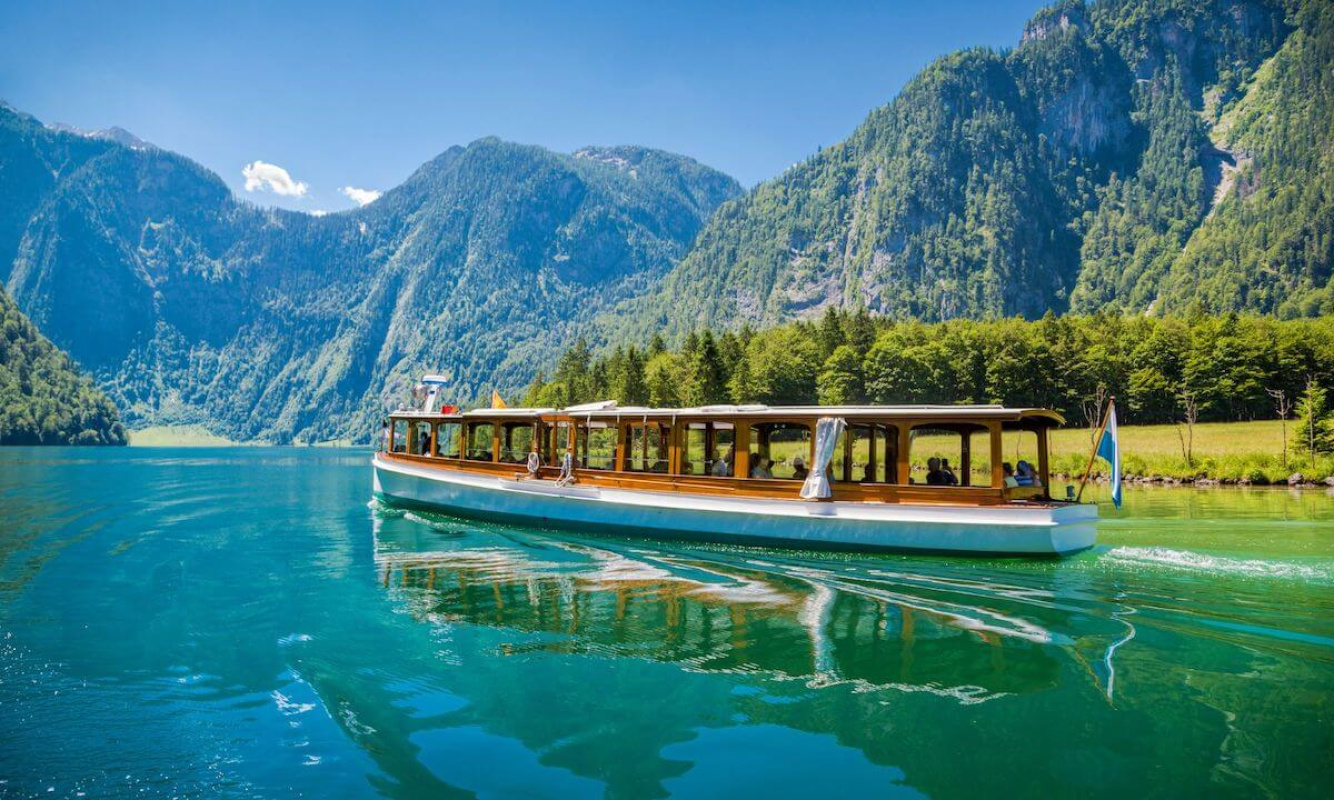 Ein Elektroboot auf dem malerischen Königssee im Berchtesgadener Land Ein Elektroboot auf dem malerischen Königssee im Berchtesgadener Land