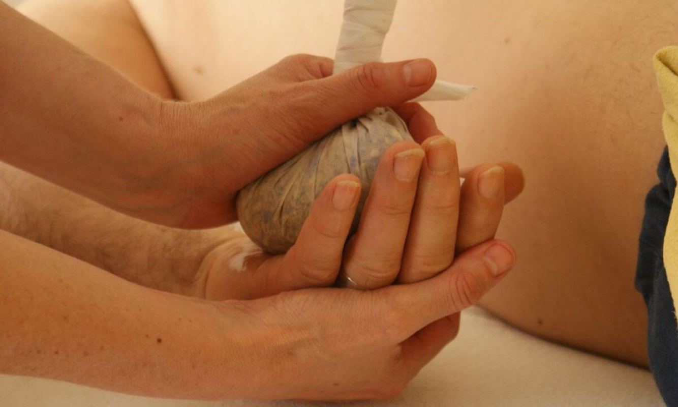 Kräuterstempelmassagen sind typisch für Südtirol und sorgen nach einem Wanderausflug für wohlige Entspannung. Kräuterstempelmassagen sind typisch für Südtirol und sorgen nach einem Wanderausflug für wohlige Entspannung.