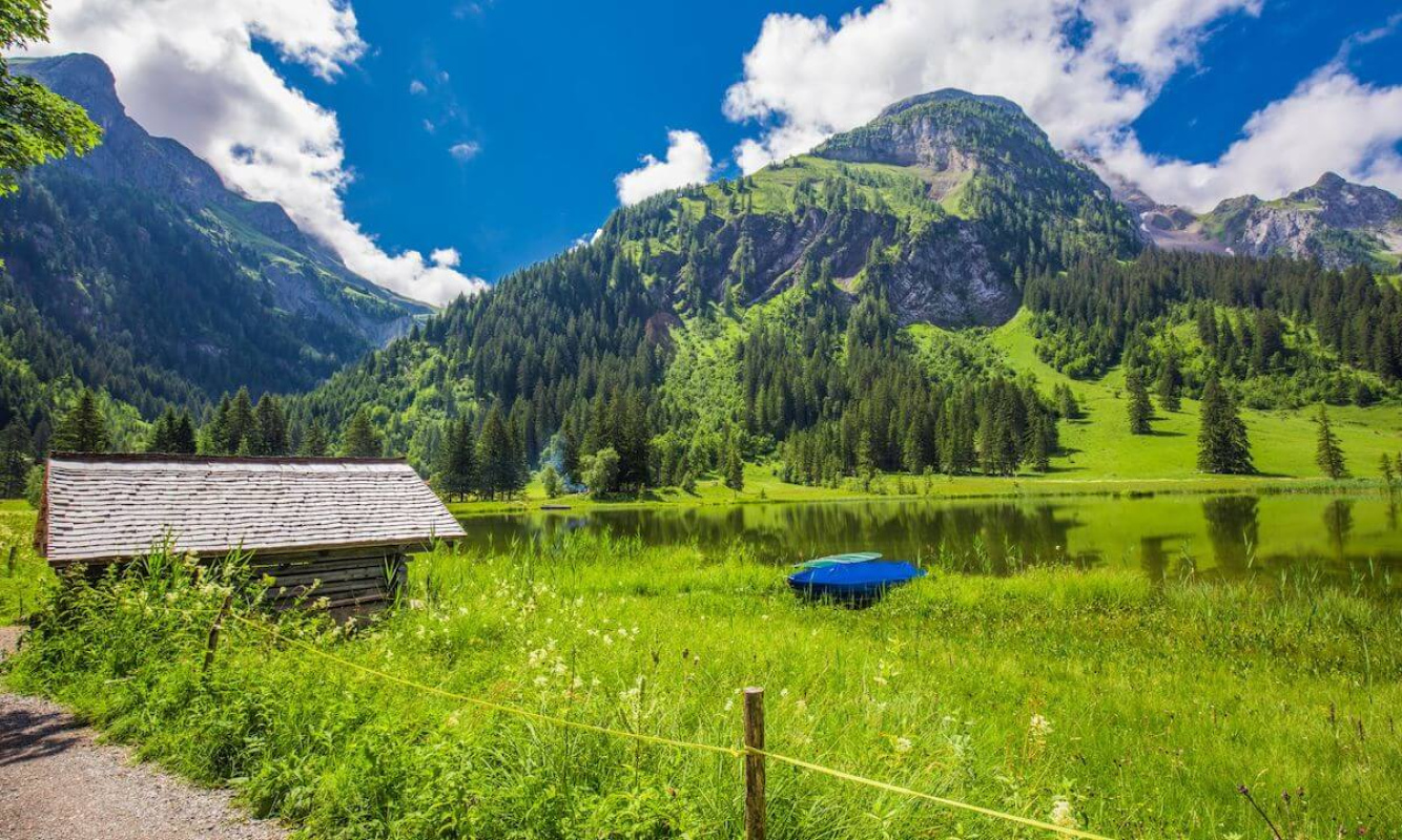 Der abgelegene Lauenensee im Berner Oberland Der abgelegene Lauenensee im Berner Oberland