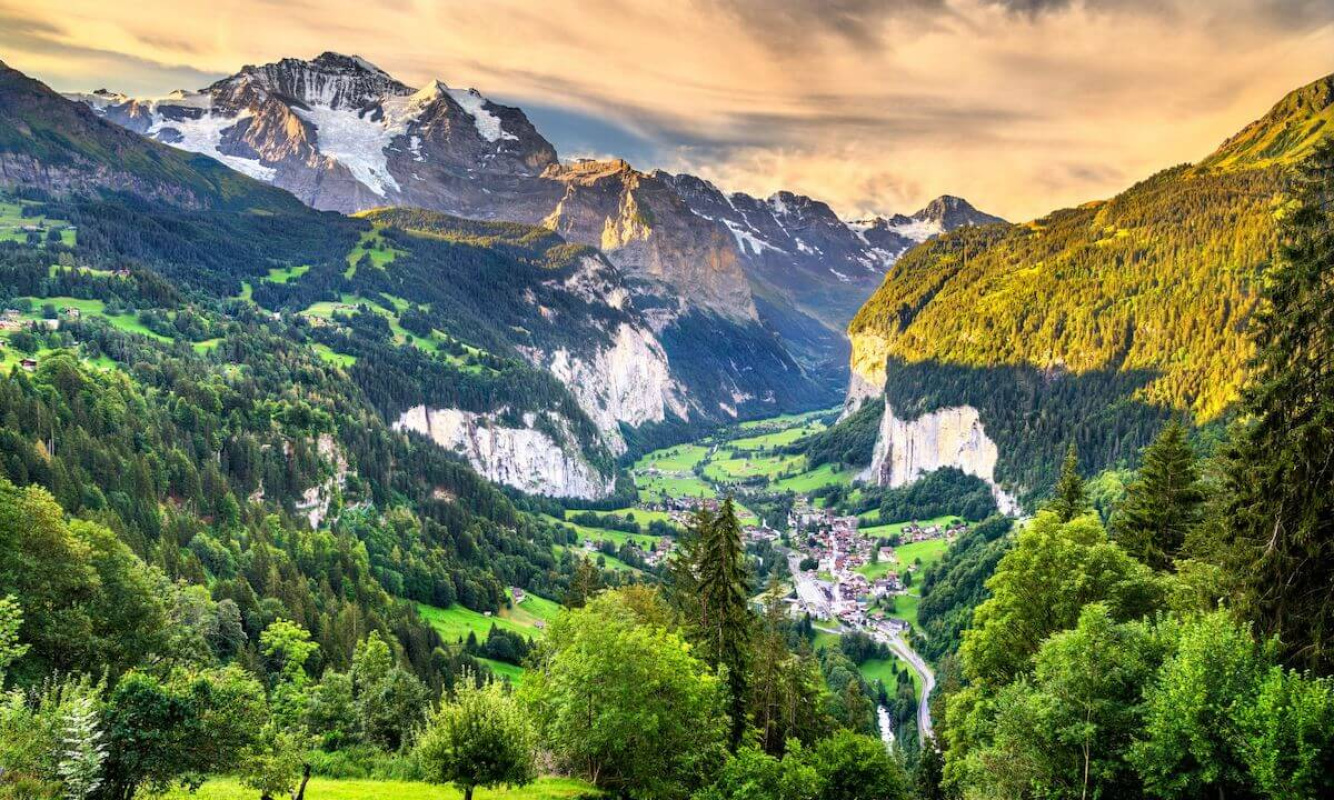 Das Lauterbrunnental in den Alpen Das Lauterbrunnental in den Alpen