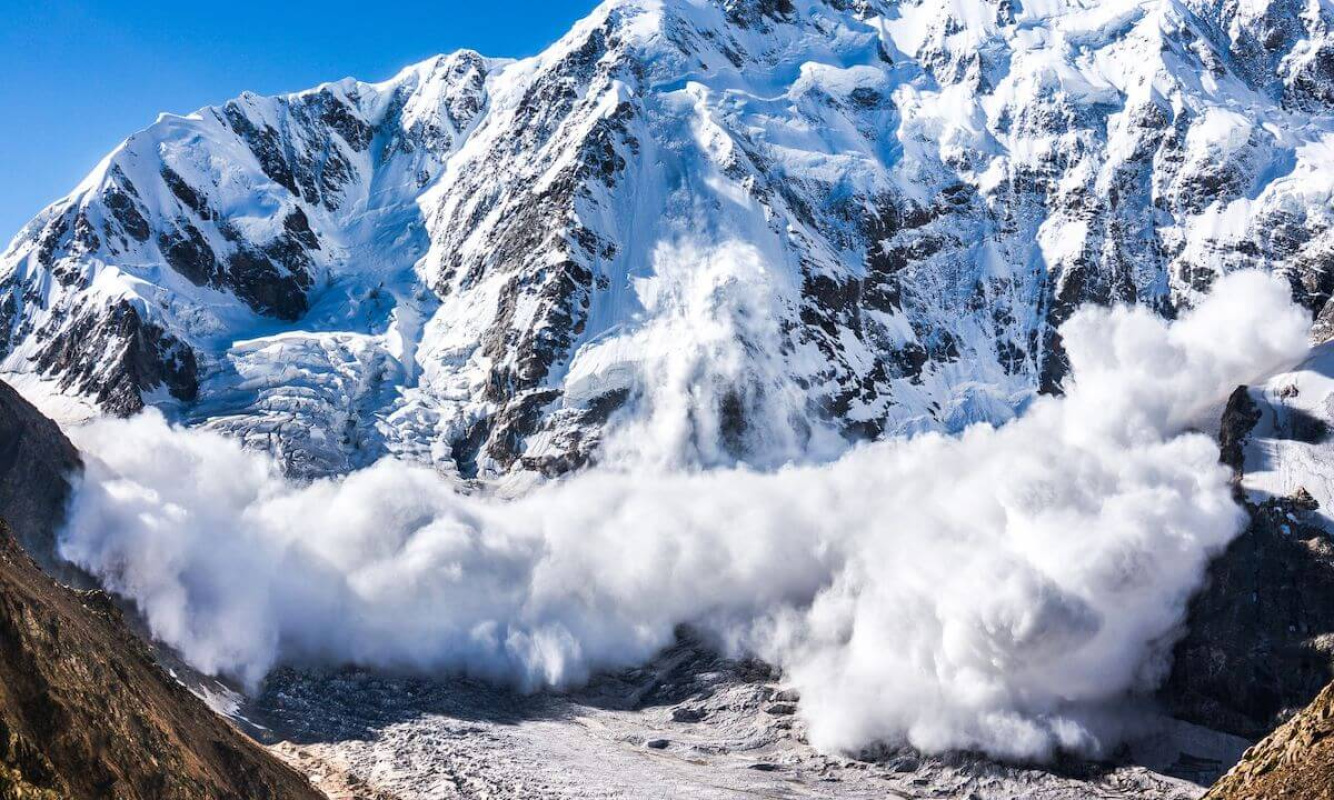 Lawine in den Bergen Lawine in den Bergen