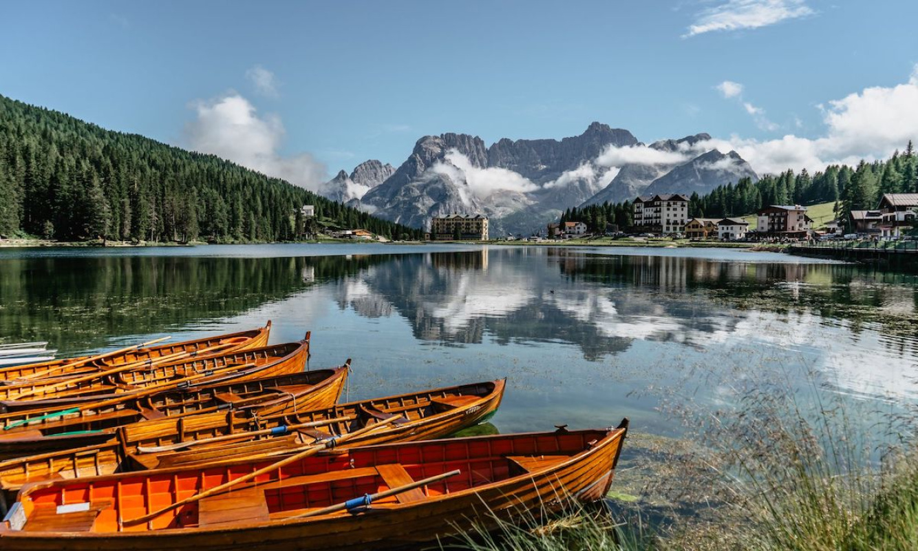 Der beeindruckende Misurinasee in den Dolomiten Der beeindruckende Misurinasee in den Dolomiten