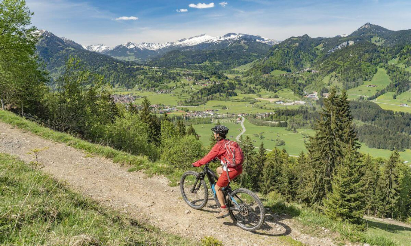 Mountainbiken in der bayerischen Berglandschaft Mountainbiken in der bayerischen Berglandschaft