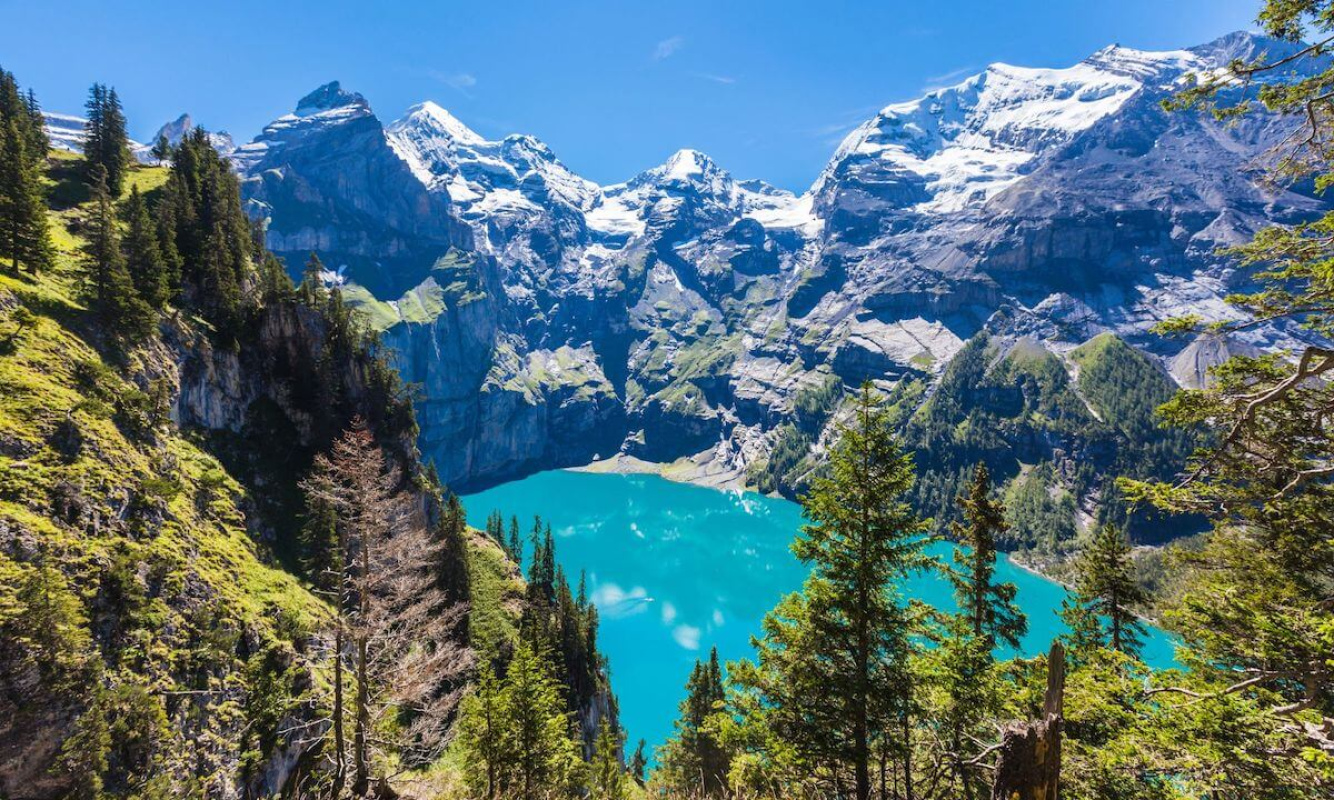 Der Oeschinen-See im Berner Oberland Der Oeschinen-See im Berner Oberland