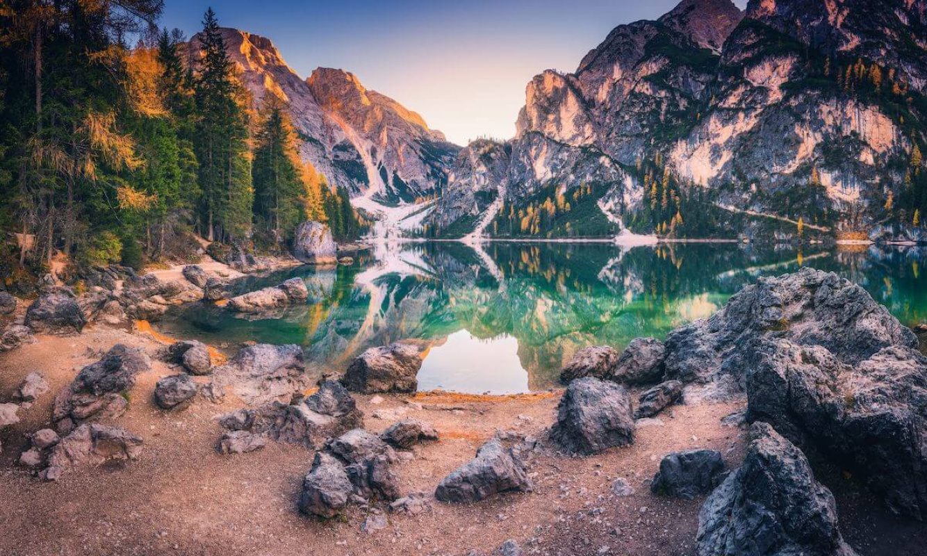 Der Pragser Wildsee im Herbst Der Pragser Wildsee im Herbst