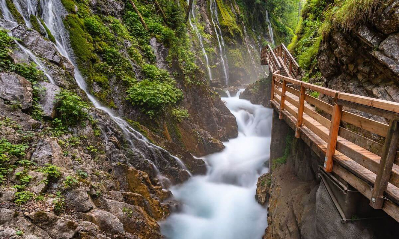 Rutschige Wege in den Bergen Rutschige Wege in den Bergen