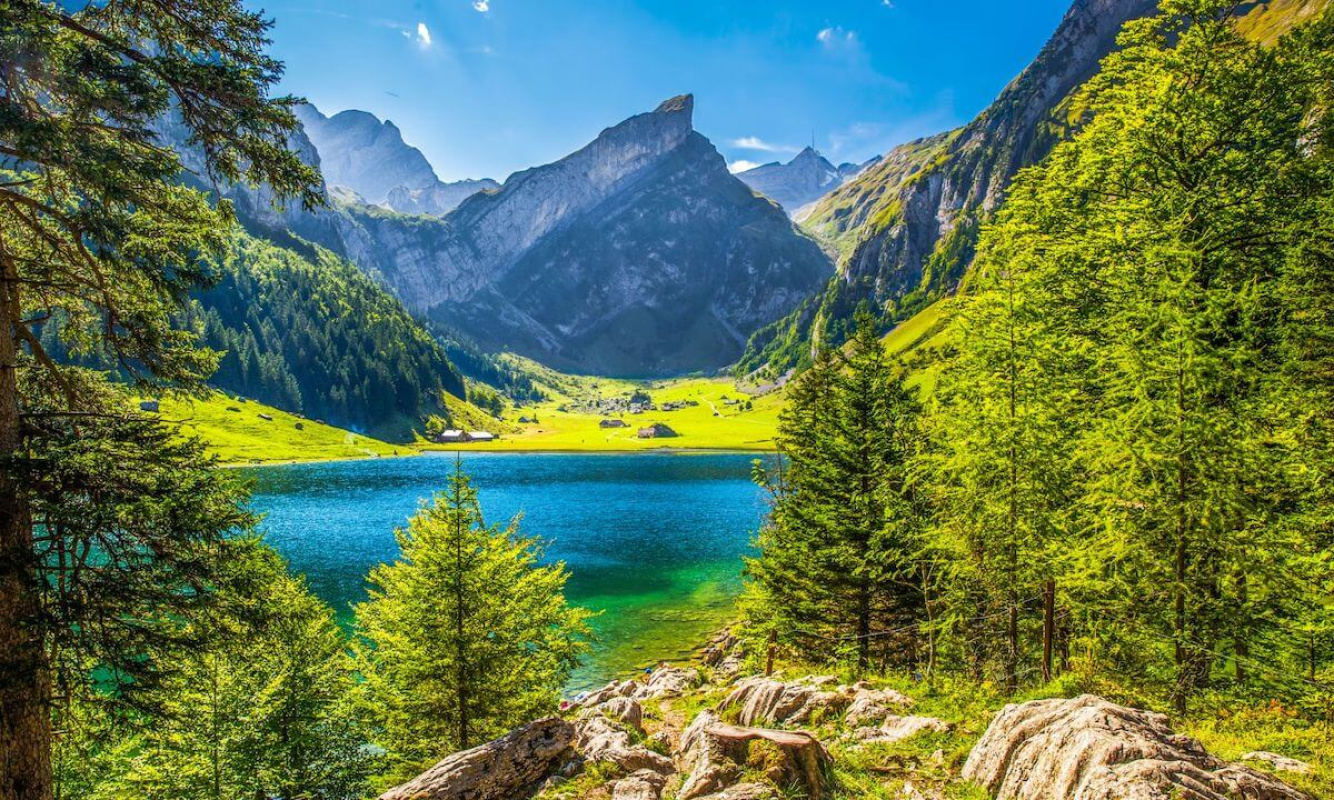 Der Seealpsee in den Schweizer Alpen Der Seealpsee in den Schweizer Alpen