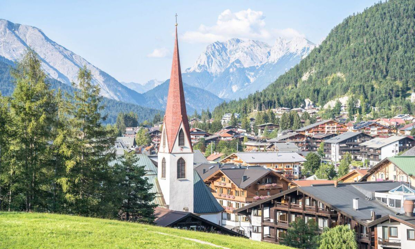 Seefeld in Tirol mit seiner berühmten Pfarrkirche Seefeld in Tirol mit seiner berühmten Pfarrkirche