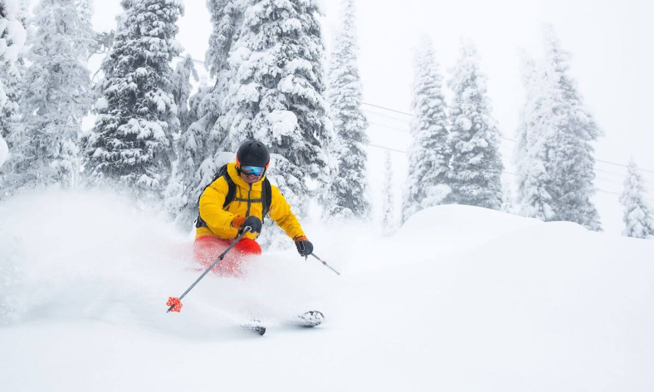 Skifahren im Tiefschnee Skifahren im Tiefschnee