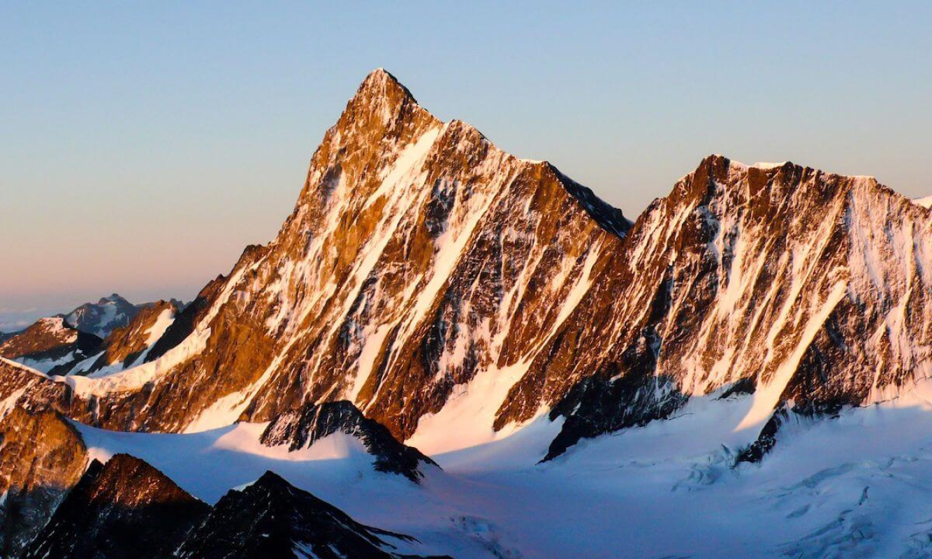 Sonnenaufgang am formschönen Finsteraarhorn Sonnenaufgang am formschönen Finsteraarhorn
