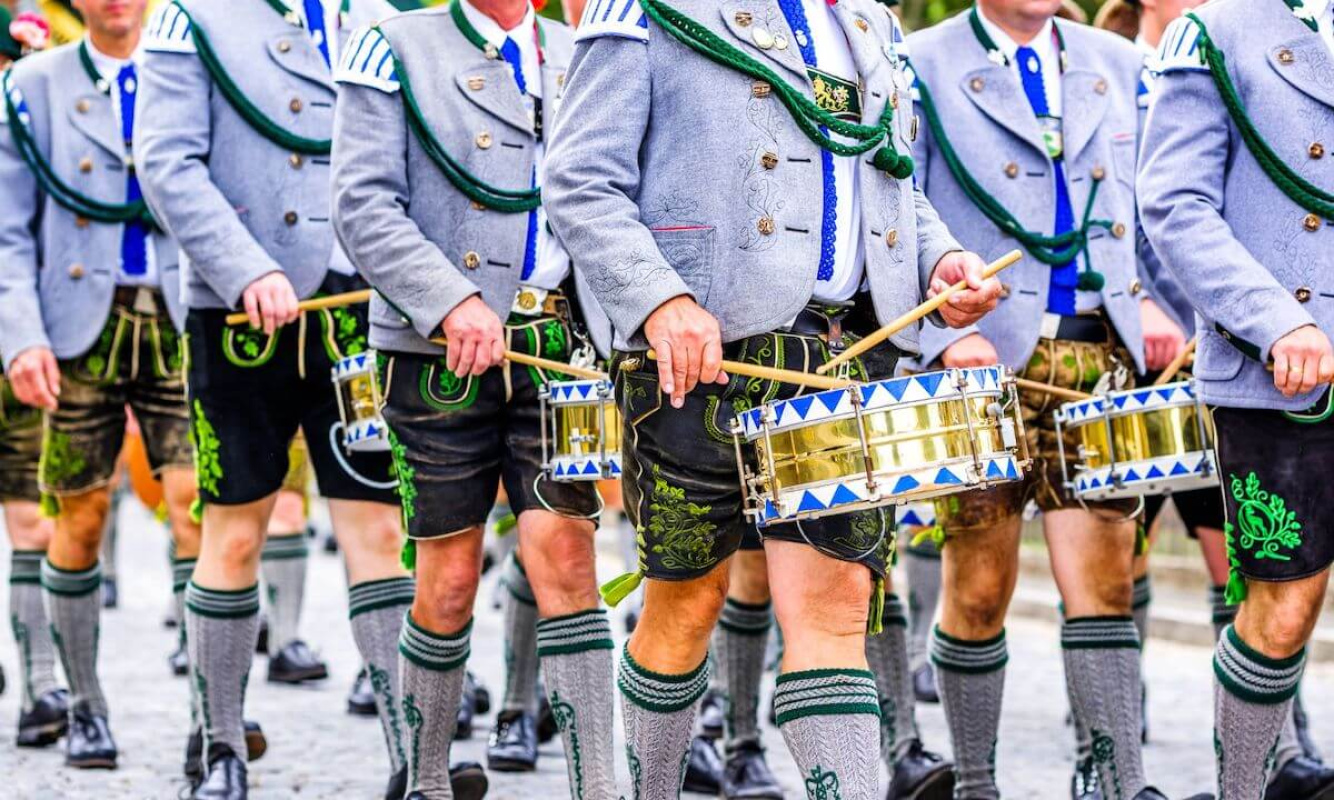 Dirndl und Lederhose - Beliebt auf Festen wie dem Oktoberfest Dirndl und Lederhose - Beliebt auf Festen wie dem Oktoberfest