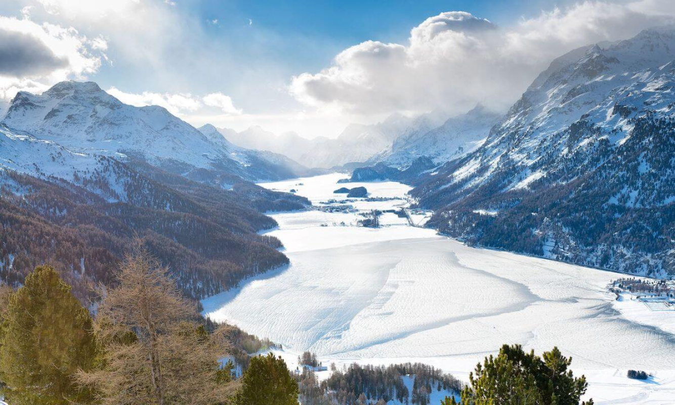Blick auf den teils zugefrorenen Silvaplanersee Blick auf den teils zugefrorenen Silvaplanersee