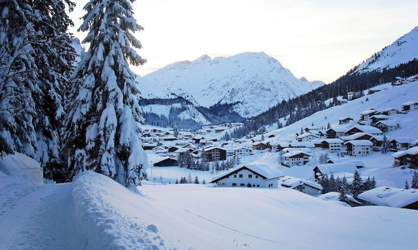 Wunderschöner Blick auf Lech am Arlberg im Winter Wunderschöner Blick auf Lech am Arlberg im Winter