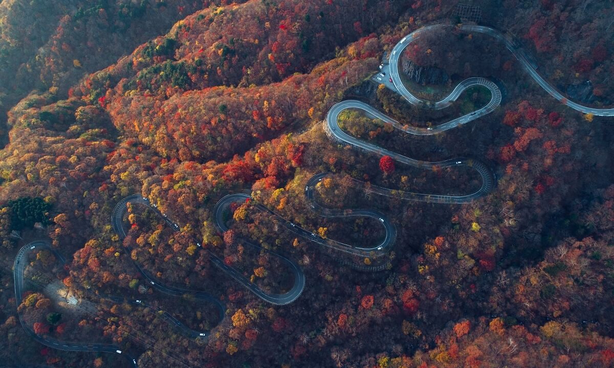 Anreise im Herbst in den Bergen Anreise im Herbst in den Bergen