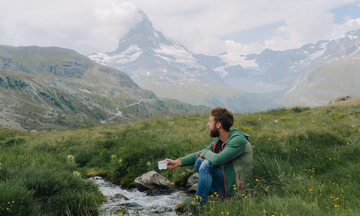 Aus einem Bergbach trinken Aus einem Bergbach trinken
