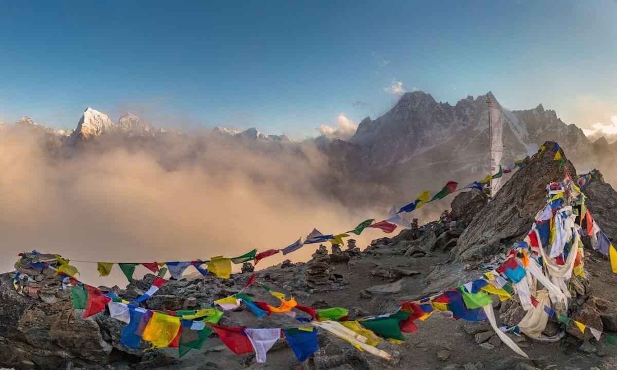 Selbst an abgelegenen Orten findet man im Himalaya die beeindruckenden Gebetsfahnen Selbst an abgelegenen Orten findet man im Himalaya die beeindruckenden Gebetsfahnen