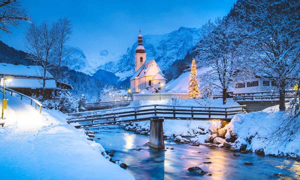 Die Pfarrkirche St. Sebastian im Winter Die Pfarrkirche St. Sebastian im Winter