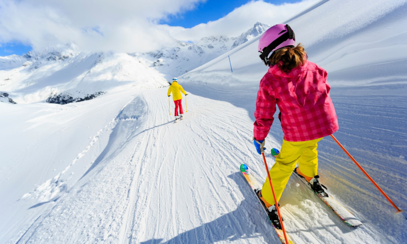 Ausrüstung beim Skifahren mit Kindern Ausrüstung beim Skifahren mit Kindern