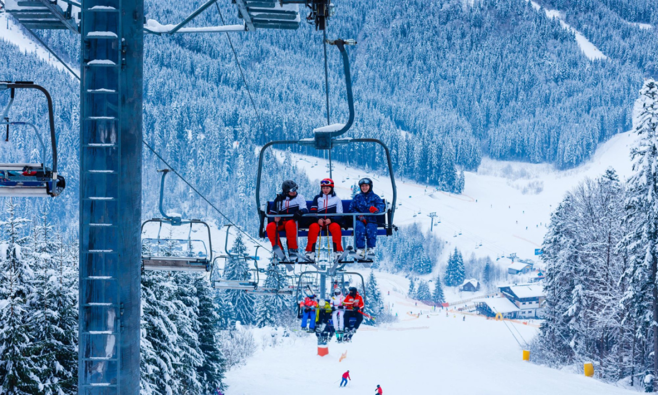 Sessellift beim Skifahren